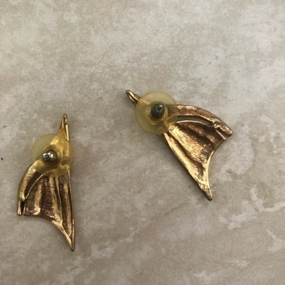 Vintage Earrings 
Great condition - Picture 2 of 3